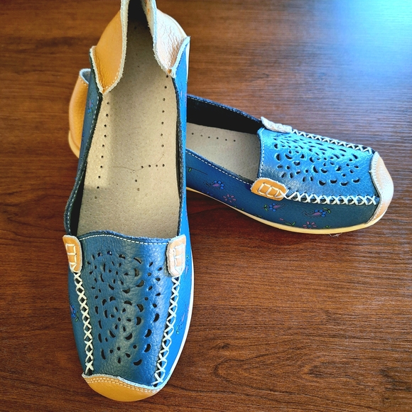 Venus Celia Shoes - NWOT Blue Tan Moccasins w Perforated Design Teal Breathable Leather Sz 9